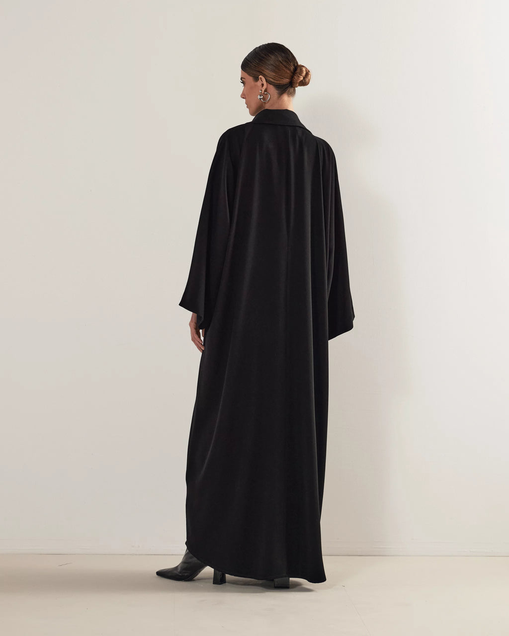 Corporate O’clock – Pearl Pin Elegance