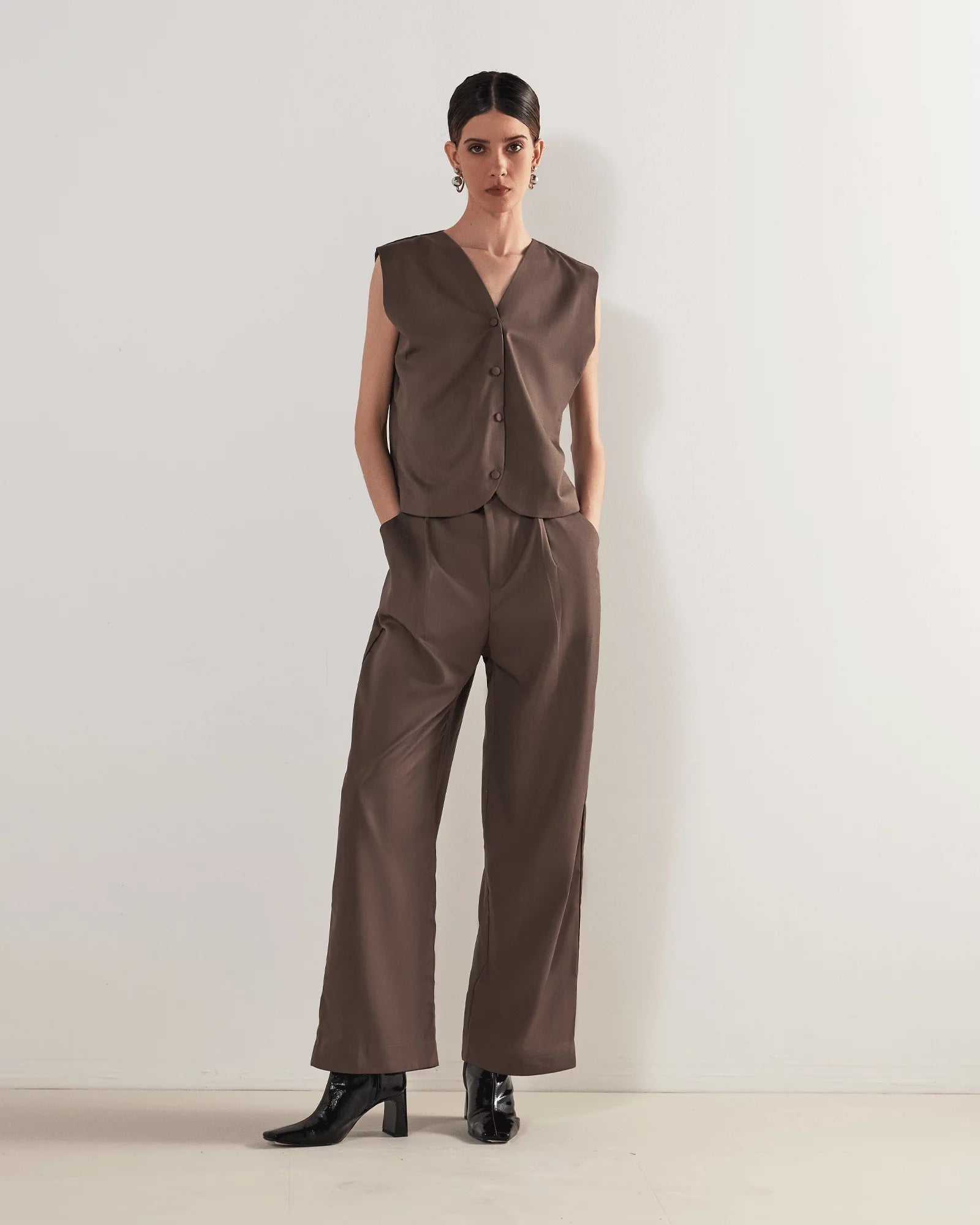 ساعة الشركات - أناقة اللون البني الداكن الخالدة